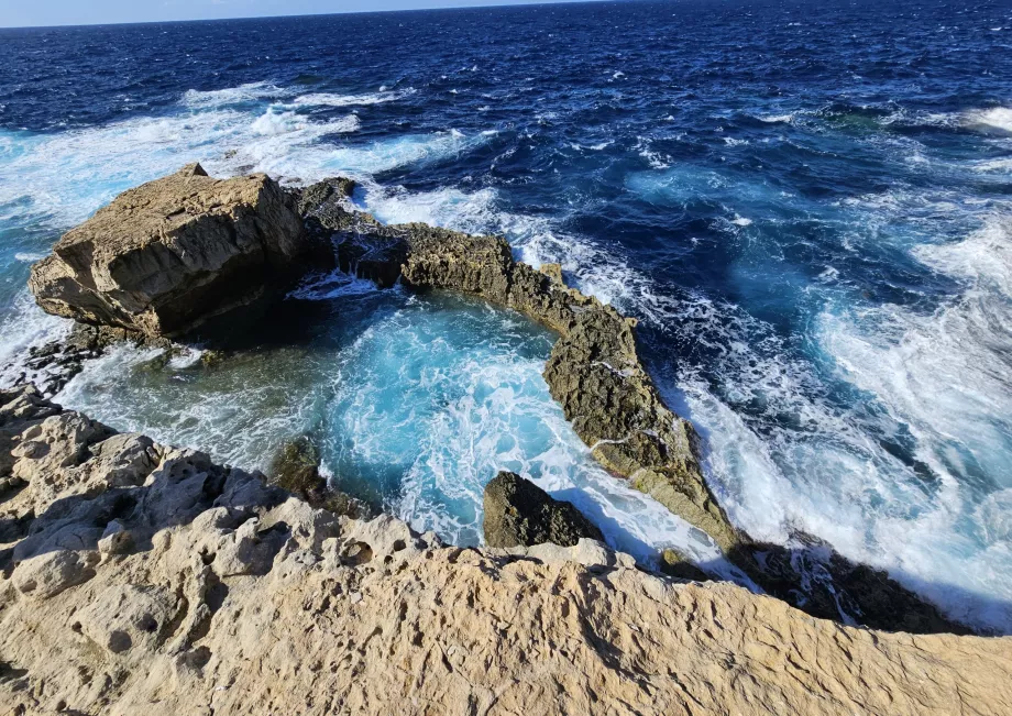 Le trou bleu dans une mer agitée