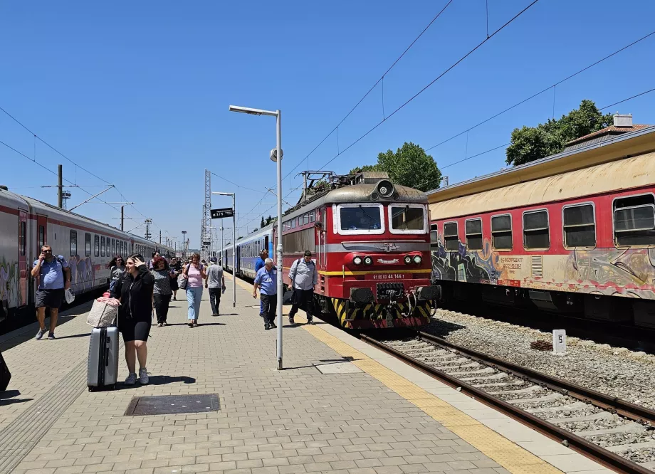 Train à Burgas après l'arrivée de Sofia