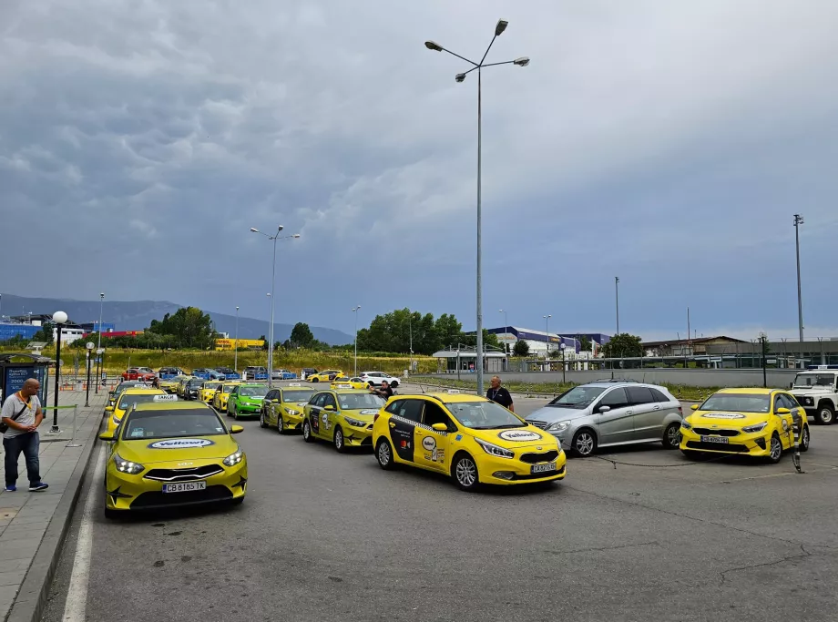 Station de taxis devant le terminal 2