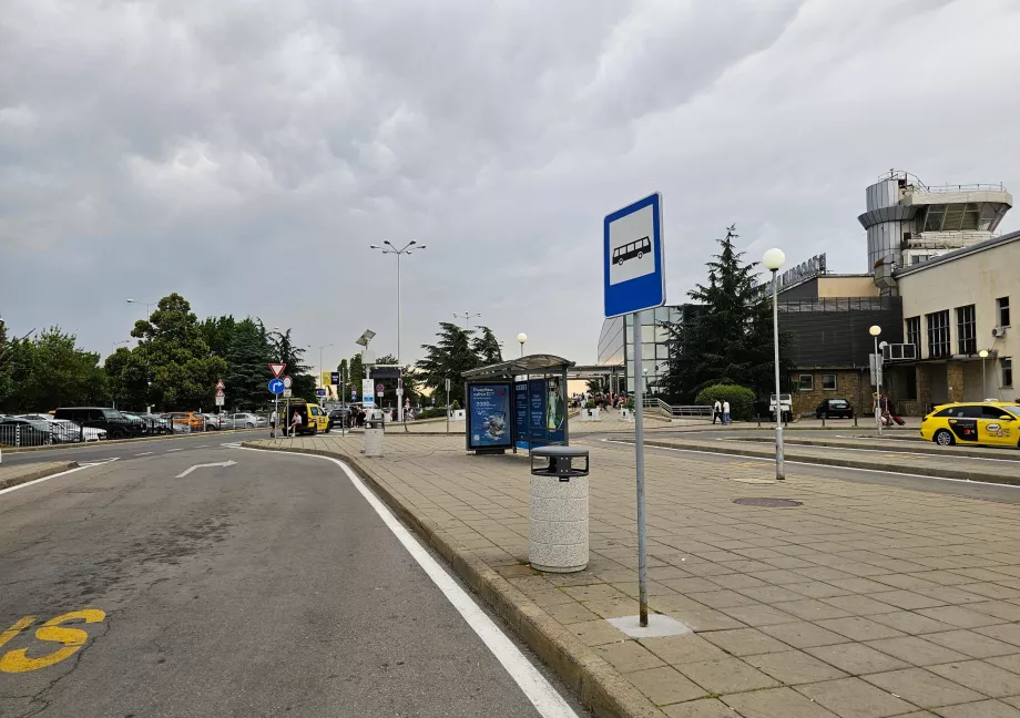 Arrêt de bus devant le terminal 1