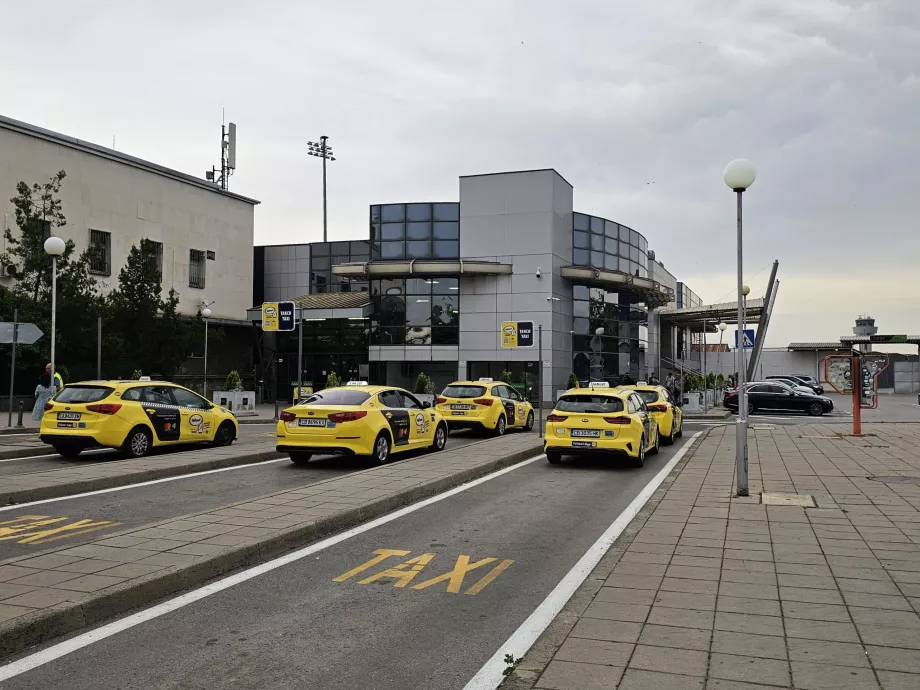 Station de taxis devant le terminal 1