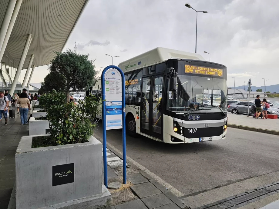 Arrêt de bus devant le terminal 2