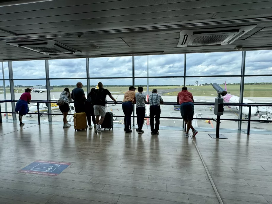 Pont d'observation à l'aéroport de Poznan