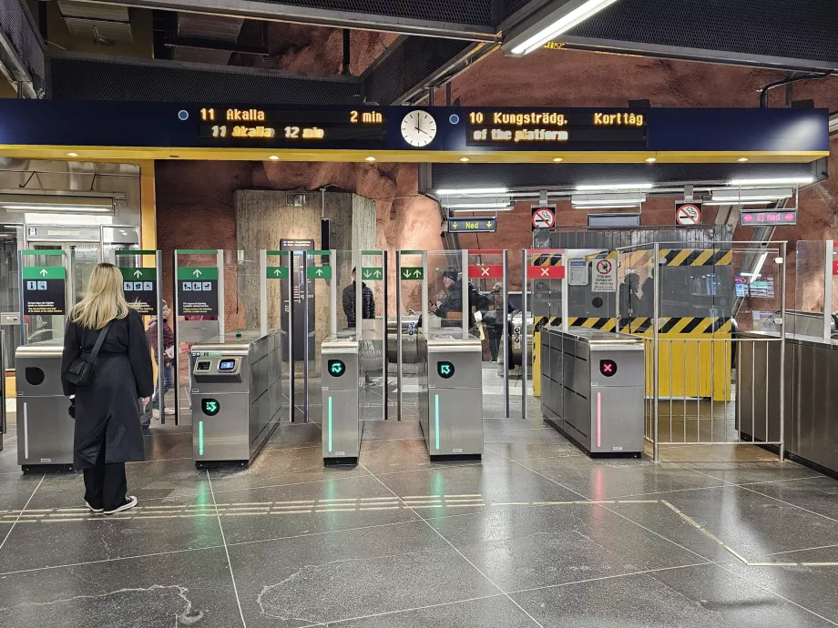 Tourniquets à l'entrée du métro