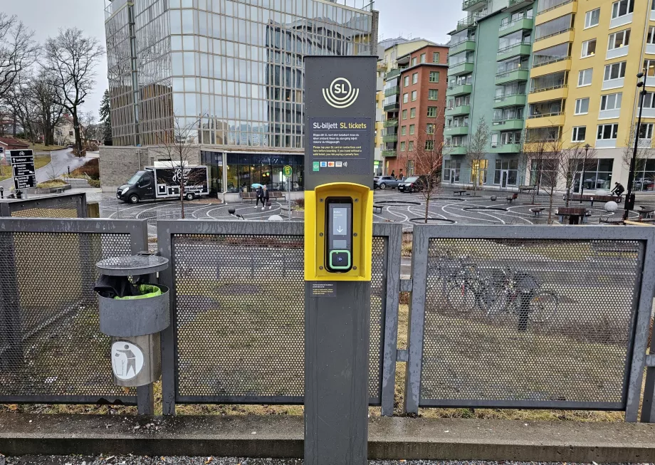 Lecteur à l'arrêt de tramway