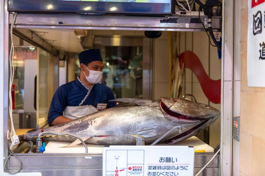 Traitement du thon dans un restaurant de sushis