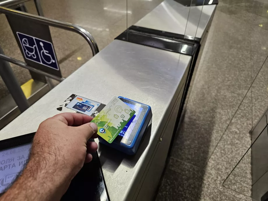 Lecteur de tickets et de cartes à l'entrée du métro