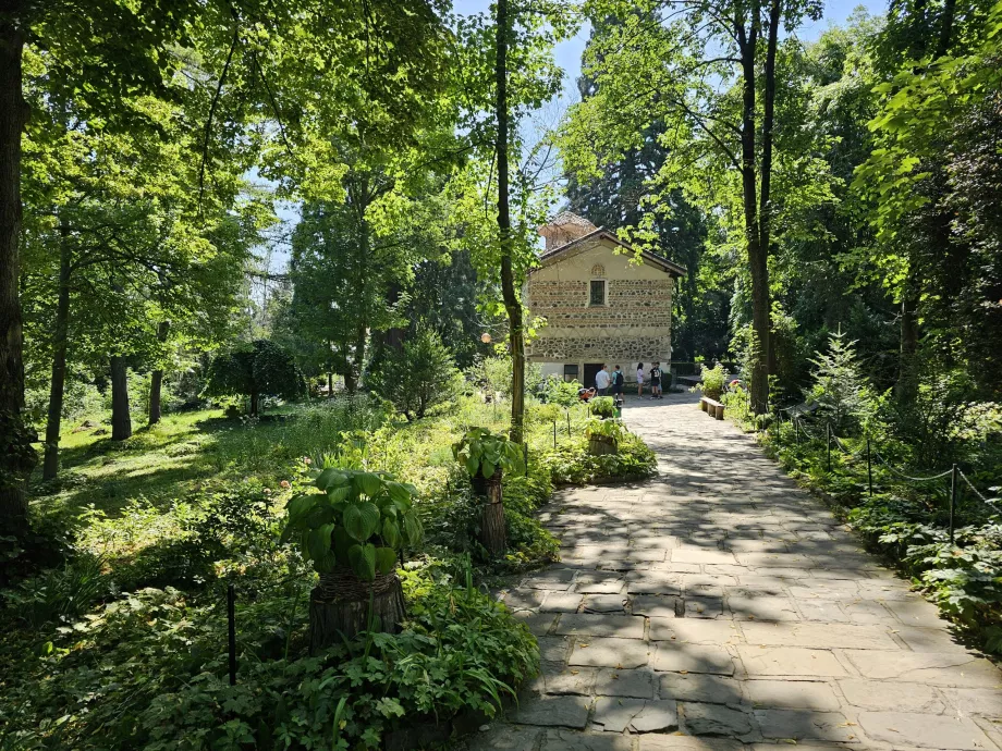 Parc autour de l'église de Bojan