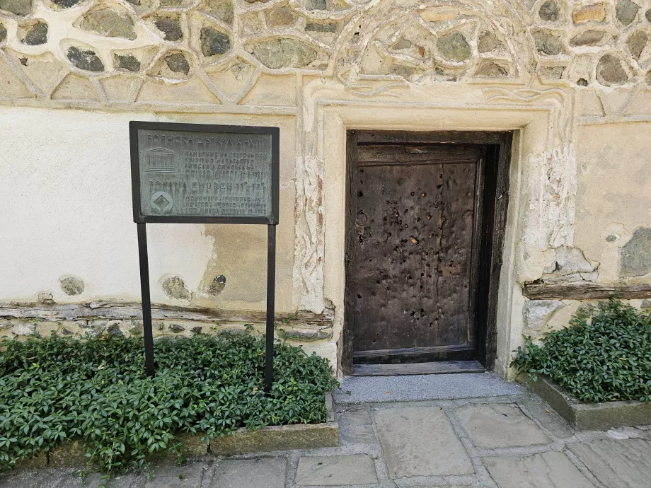 L'entrée principale de l'église de Bojan