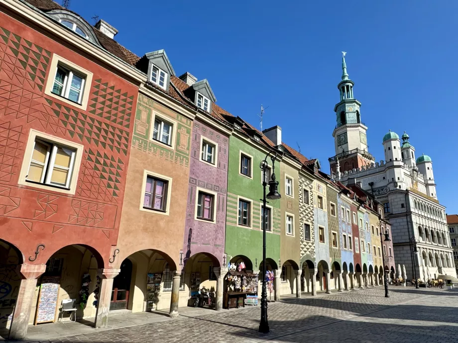 Maisons colorées et hôtel de ville sur le Stary Rynek à Poznan