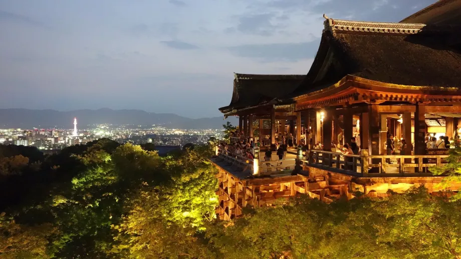 Kiyomizu-dera la nuit