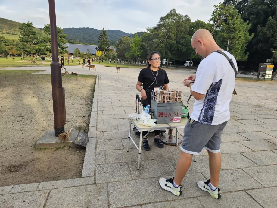 Parc de Nara, vente de nourriture pour les cerfs