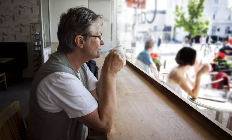 Femme suédoise buvant du café