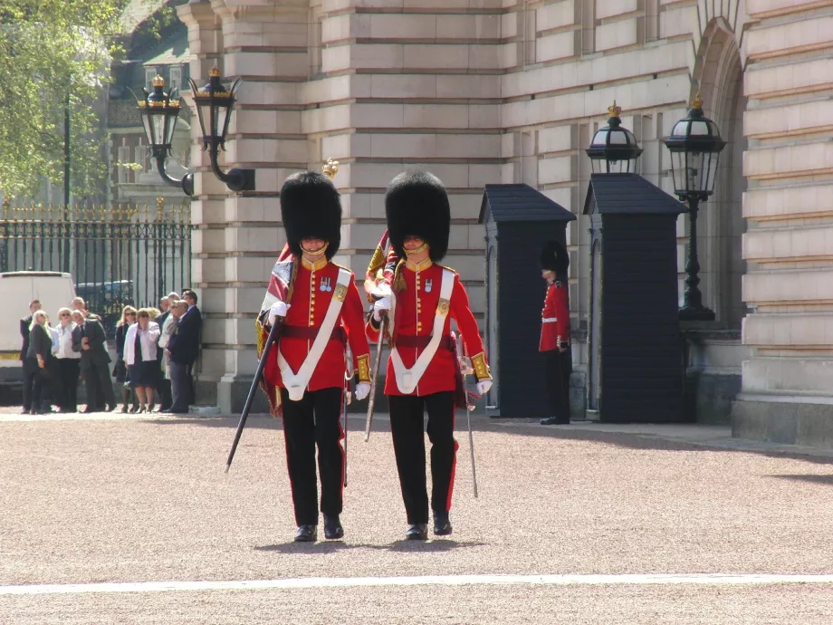 Relève des gardes à l'extérieur du palais