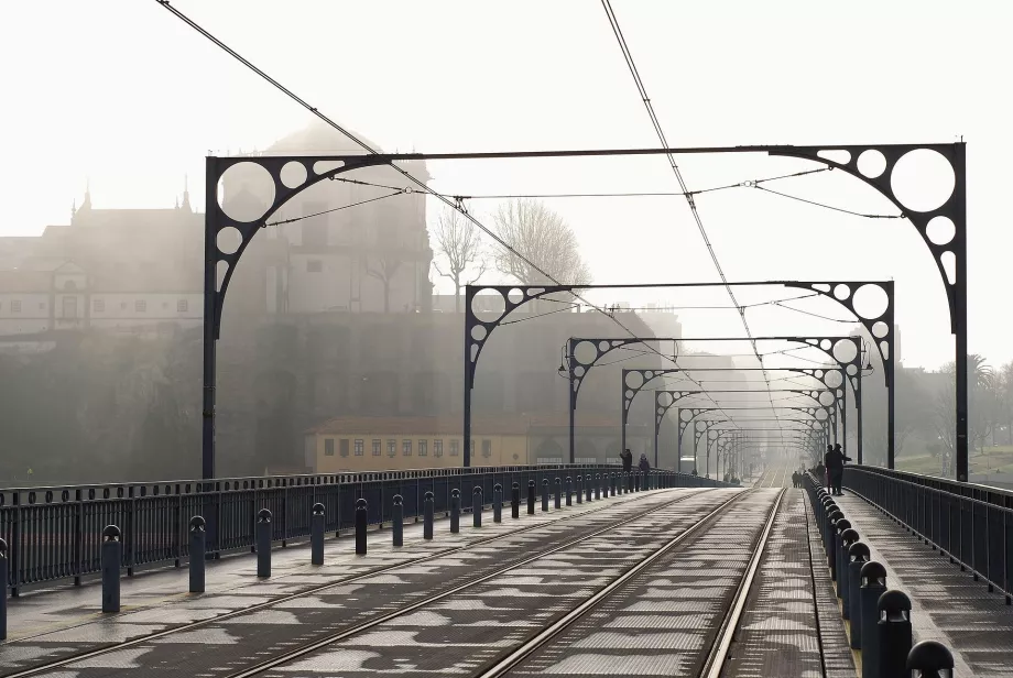 Pont supérieur avec ligne de tramway