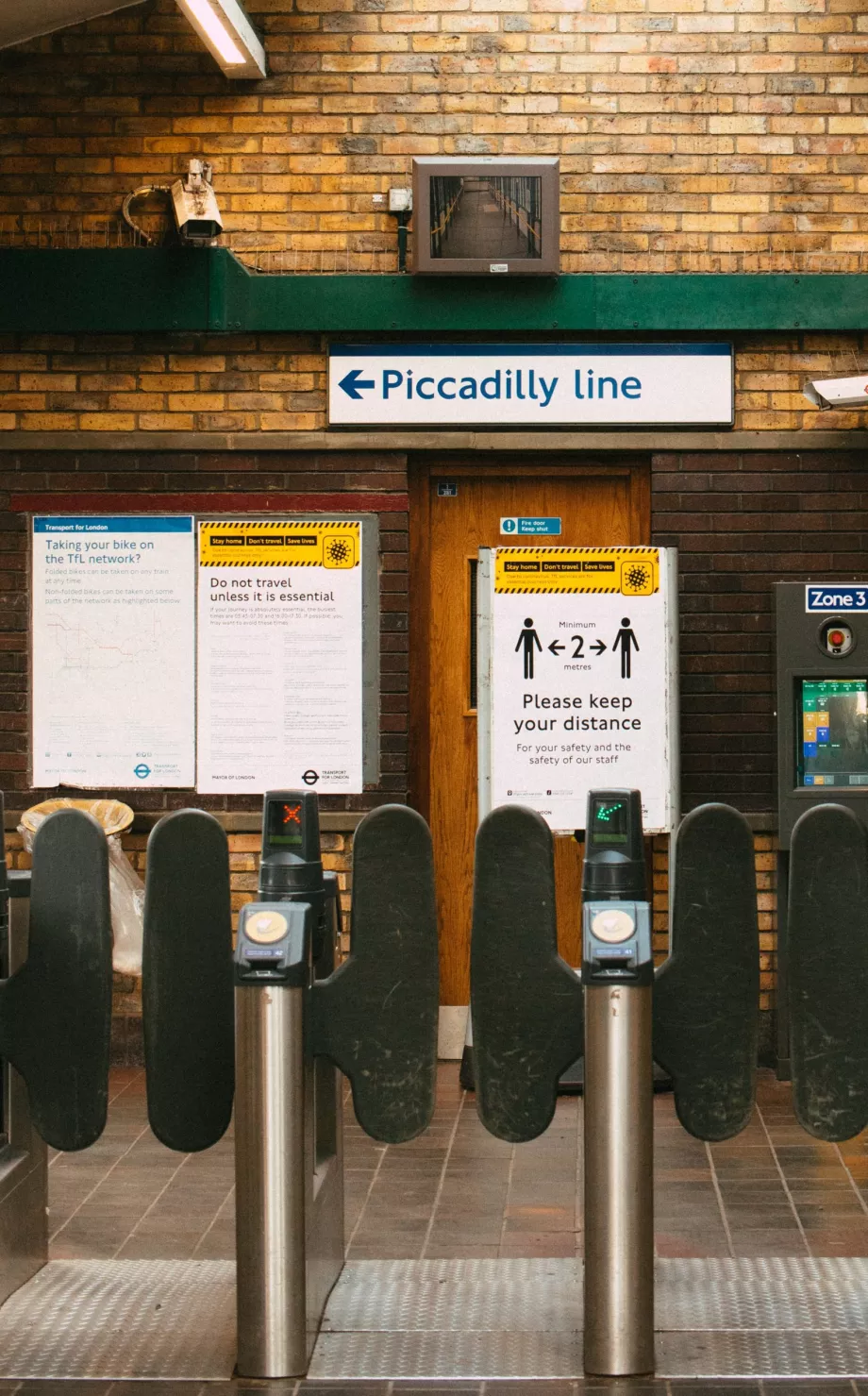 Tourniquets à l'entrée du métro