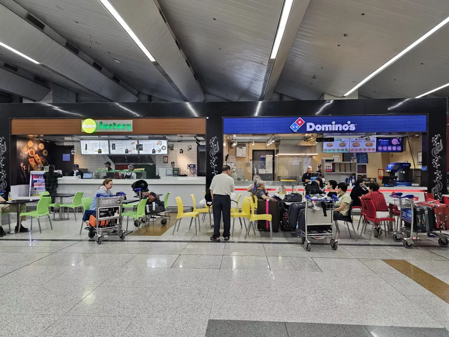 Rafraîchissements dans le hall des arrivées, zone publique, Terminal 3