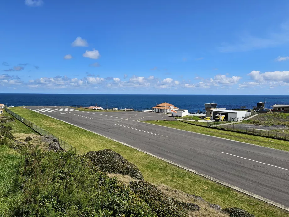 Vue de l'aéroport de Corvo