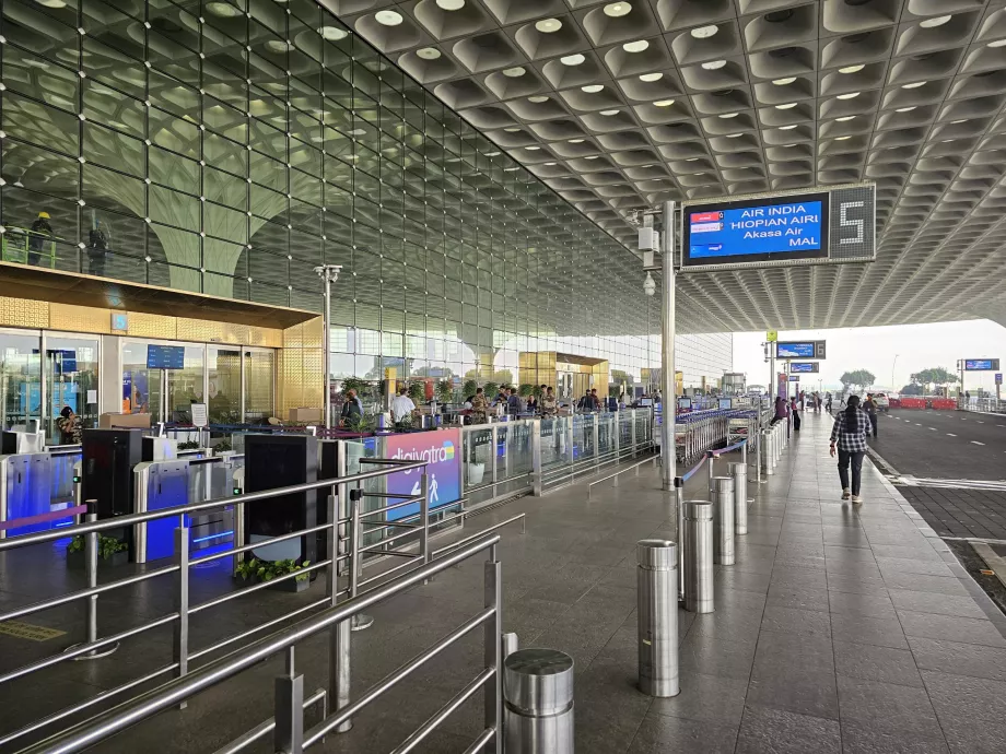 Contrôles avant l'entrée dans le terminal